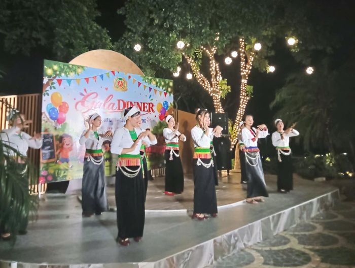 Phụ nữ xã Yên Bài biểu diễn múa dân tộc Mường phục vụ du khách tham quan, trải nghiệm tại địa phương. Ảnh: YB
