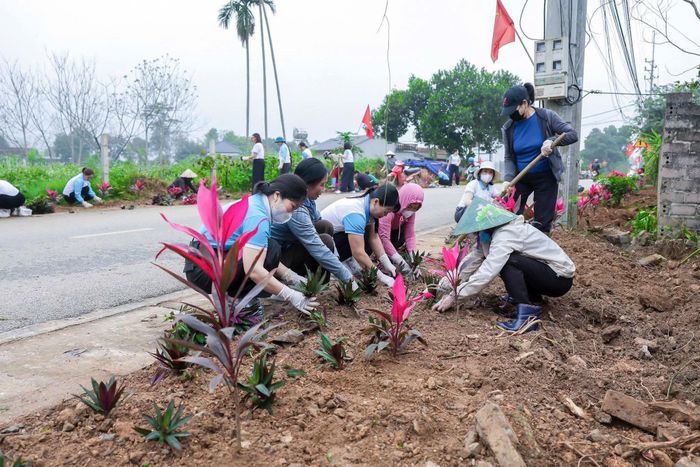 Phụ nữ xã Yên Bài trồng hoa, tạo cảnh quan xanh - sạch - đẹp trên các trục đường. Ảnh: YB