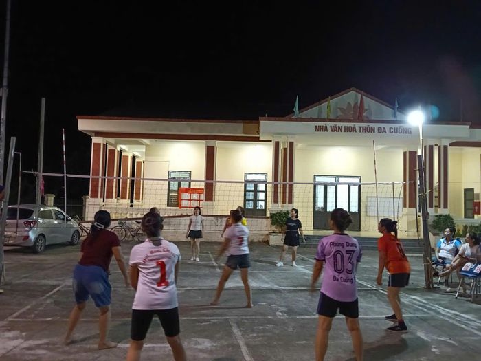 Hầu hết các thôn trên địa bàn xã Yên Bài đều có câu lạc bộ bóng chuyền hơi nữ. Ảnh: YB