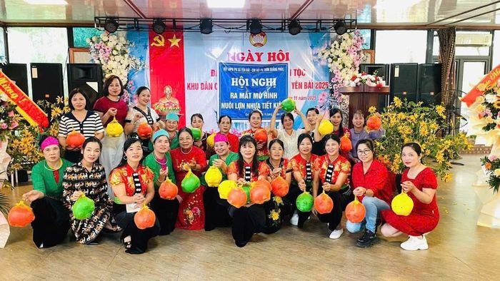 Phụ nữ xã Yên Bài ra mắt mô hình nuôi lợn nhựa tiết kiệm. Ảnh: YB