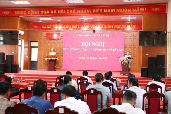 Quang cảnh hội nghị khởi công các dự án trên địa bàn xã Bất Bạt. Ảnh: Khương Tuấn