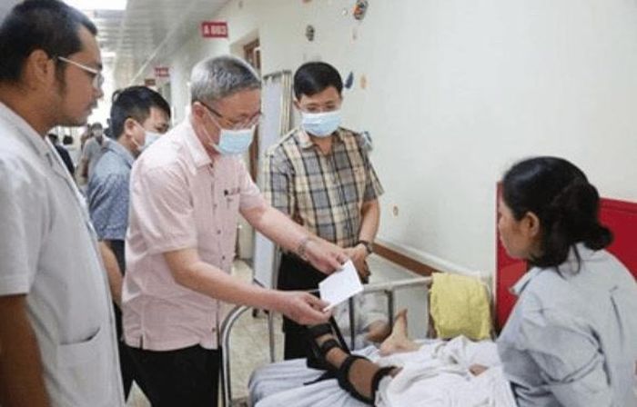 Thăm hỏi nạn nhân bị tai nạn giao thông. Ảnh minh họa