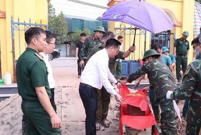 Bí thư Đảng uỷ xã Tam Hưng Bùi Văn Sáng trực tiếp kiểm tra tiến độ, động viên cán bộ, chiến sĩ thực hiện nhiệm vụ. Ảnh: Bình Minh