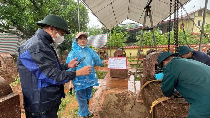 Các lực lượng xã Tam Hưng tham gia chiến dịch không quản khó khăn, thời tiết bất lợi. Ảnh: Bình Minh