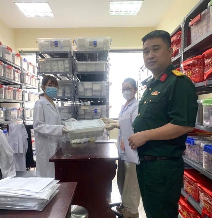 Đại diện Ban Chỉ huy Quân sự xã Tam Hưng bàn giao mẫu, hồ sơ có đối soát mã và xác nhận đầy đủ. Ảnh: Bình Minh