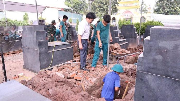 Mọi thao tác đều được thực hiện cẩn trọng, khoa học, bảo đảm tính chính xác. Ảnh: Bình Minh