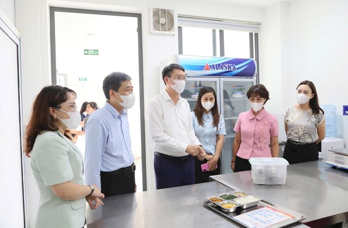 Lãnh đạo phường Cửa Nam kiểm tra công tác lưu mẫu thức ăn tại Trường Tiểu học Quang Trung. Ảnh: PV