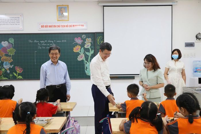 Bí thư Đảng ủy, Chủ tịch HĐND phường Nguyễn Hoàng Trường và Chủ tịch UBND phường Nguyễn Quốc Hoàn kiểm tra chất lượng bữa ăn bán trú tại Trường Tiểu học Quang Trung. Ảnh: PV