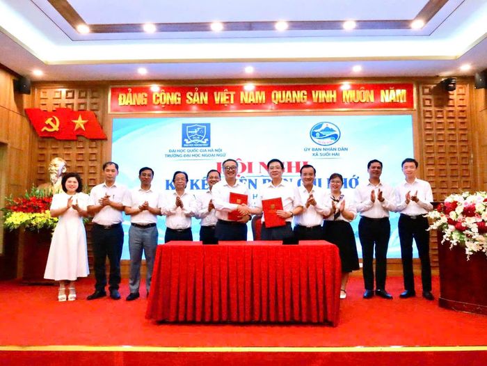 UBND xã Suối Hai ký kết Biên bản ghi nhớ hợp tác với Trường Đại học Ngoại ngữ - Đại học Quốc gia Hà Nội.