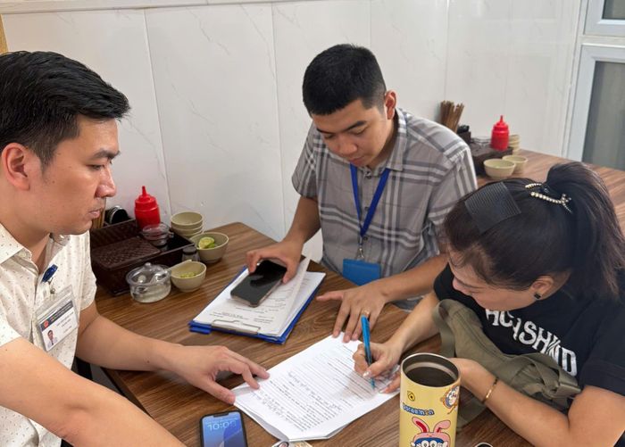 Người vi phạm làm việc với lực lượng chức năng phường Hoàn Kiếm. Ảnh: Công Thọ