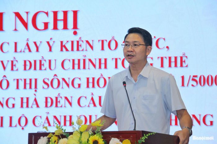 Phó Bí thư Thường trực Đảng ủy phường Phú Thượng Trần Quang Đạo phát biểu tại hội nghị. Ảnh: Cao Kỳ