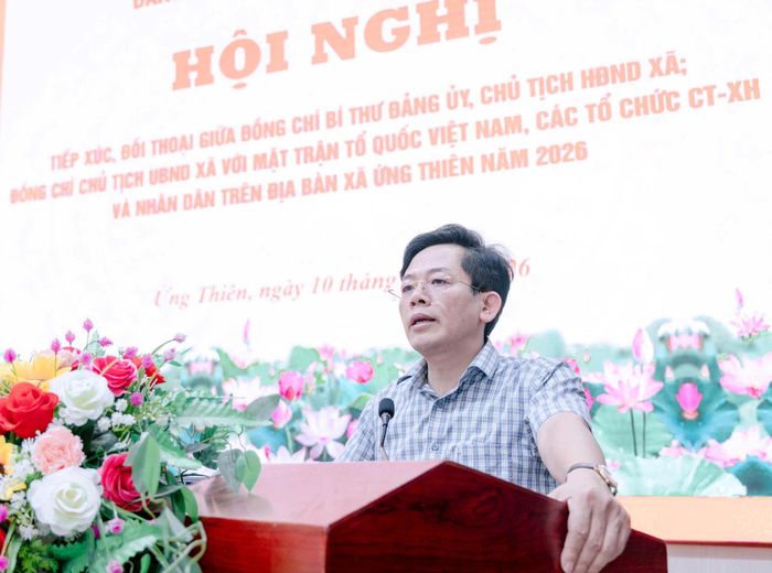 Phó Bí thư Đảng ủy, Chủ tịch UBND xã Ứng Thiên Đỗ Năng Bình thông tin tại hội nghị. Ảnh: Cao Hồng