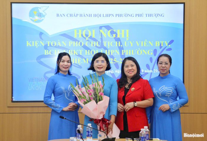 Đồng chí Phạm Hồng Hà được bầu giữ chức Phó Chủ tịch Hội LHPN phường khóa I, nhiệm kỳ 2025-2030. Ảnh: Cao Kỳ
