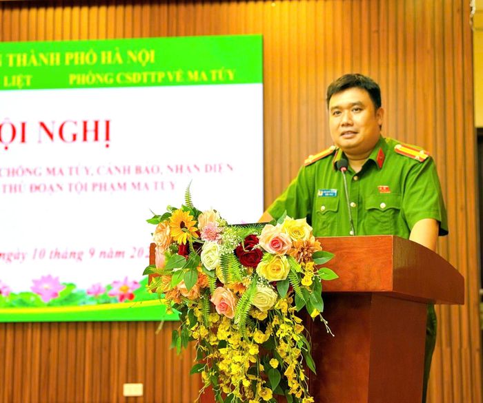 Trung tá Ngô Quốc Khánh, Báo cáo viên pháp luật, Phòng Cảnh sát điều tra tội phạm về ma túy Công an thành phố Hà Nội phổ biến các quy định của pháp luật về phòng, chống ma túy Ảnh: PV