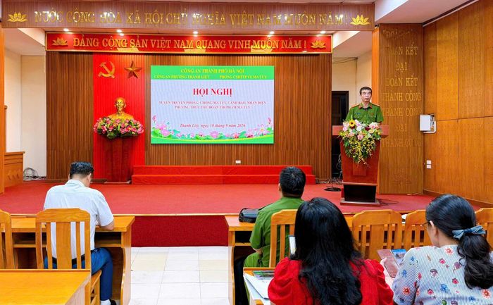 Phó Trưởng Công an phường Thanh Liệt, Trung tá Nguyễn Thanh Tuấn phát biểu tại hội nghị. Ảnh: PV
