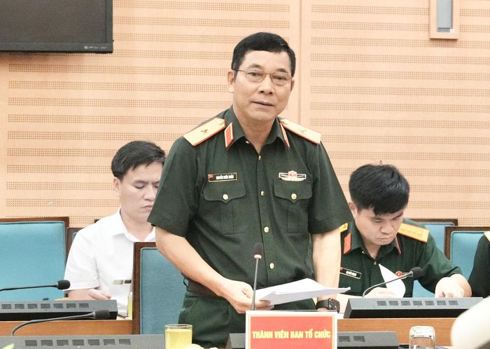 Thiếu tướng Nguyễn Khắc Nhân, Phó Chính ủy Bộ Tư lệnh Thủ đô Hà Nội báo cáo tại hội nghị. Ảnh: Hồng Thái