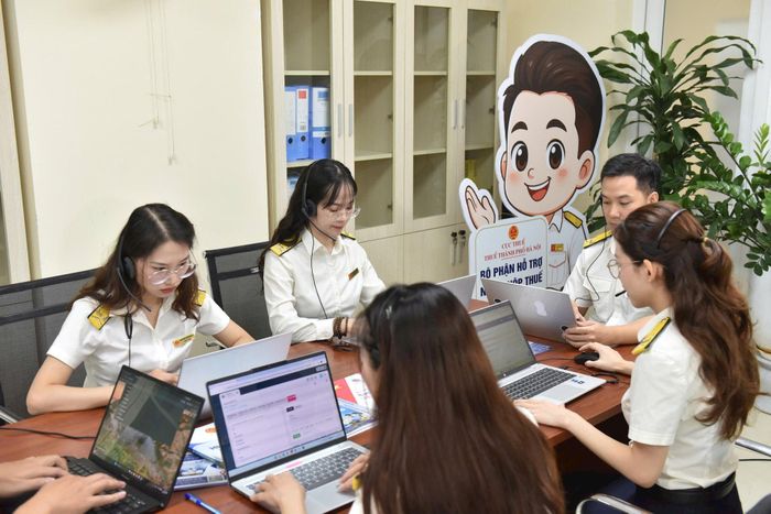 Cán bộ trực tổng đài. Ảnh: PV