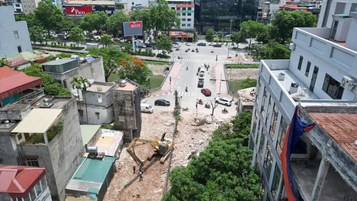 Khi hoàn thành đưa vào sử dụng dự án không chỉ giải quyết điểm nghẽn ùn tắc giao thông mà còn đồng bộ hóa hệ thống thoát nước, chấm dứt tình trạng ngập úng cục bộ nhiều năm qua tại khu vực ngõ 381 Nguyễn Khang và phố Hoa Bằng. Ảnh: Ngọc Tú