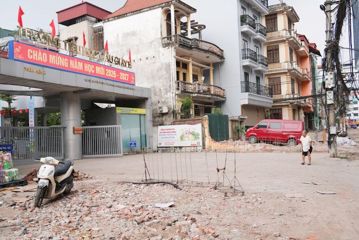 Dọc tuyến đường chuẩn bị được mở rộng lên mặt cắt 21,25m với lòng đường 11,25m và vỉa hè rộng 5m mỗi bên. Ảnh: Ngọc Tú