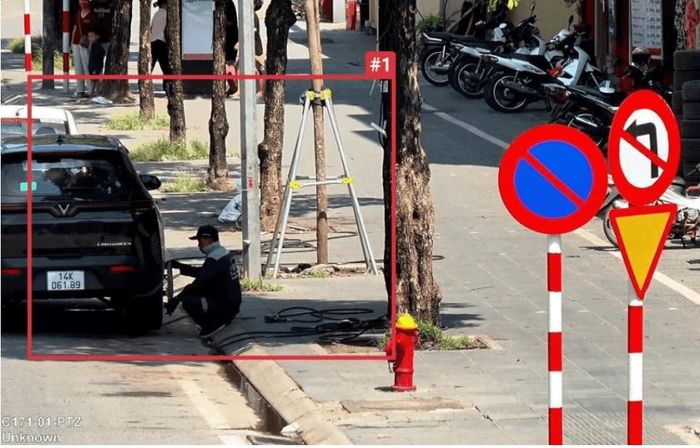 Sử dụng lòng đường làm nơi sửa chữa xe bị camera ghi lại. Ảnh: Công an thành phố Hà Nội