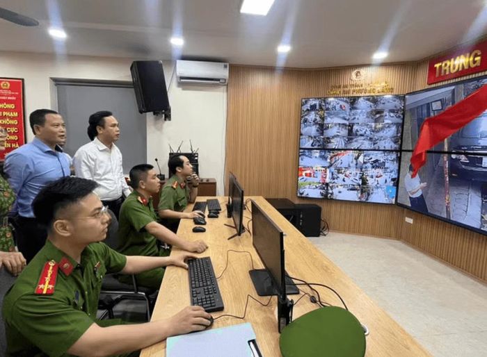 Trung tâm giám sát camera an ninh luôn sáng đèn. Ảnh: Linh Nhi