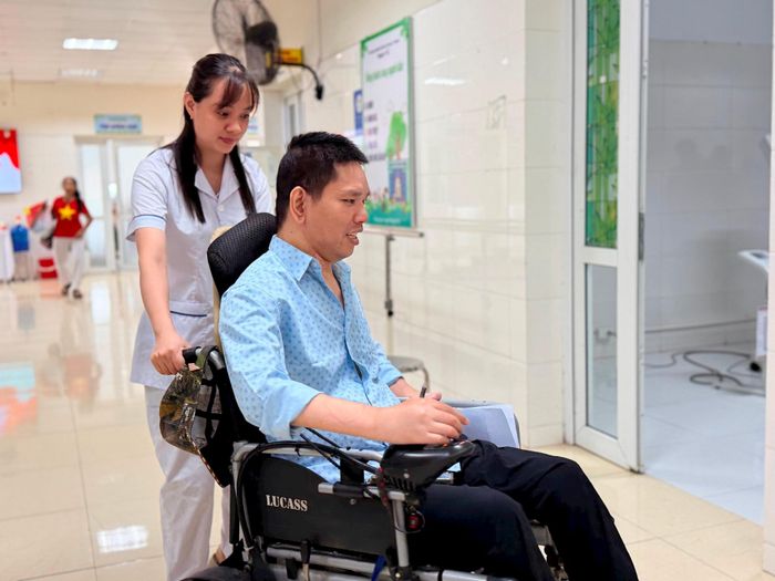 Người khuyết tật đi lại khó khăn được đội ngũ y tế hỗ trợ đến các phòng khám chuyên môn. "Đối với người khuyết tật, Trạm Y tế xã sẽ thực hiện theo quy trình: Phát hiện - Đánh giá - Can thiệp - Phục hồi - Theo dõi lâu dài", Giám đốc Trạm Y tế xã Trần Ngọc Nghĩa cho biết. Ảnh: Thanh Hà
