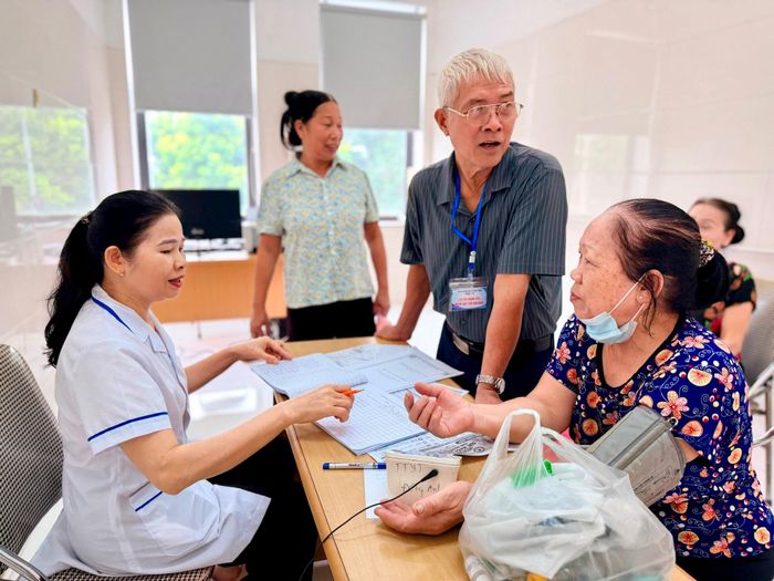 Người dân được đội ngũ y tế của Trạm Y tế xã Phúc Thịnh khám sàng lọc trước khi chuyển đến các phòng chuyên môn. Ảnh: Thanh Hà