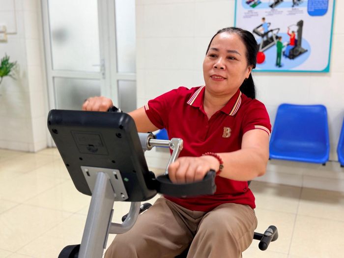 Bà Nguyễn Thị Hoài (thôn Đìa) đánh giá, đây không chỉ là địa điểm để mọi người gặp gỡ, giao lưu, cùng vui chơi, thư giãn mà còn tạo cảm giác thoải mái, giúp người cao tuổi không cảm thấy mệt mỏi hay cô đơn khi về già. Bên cạnh sự chăm sóc, quan tâm của con cháu, họ còn có một sân chơi lý tưởng để giao lưu, sinh hoạt và tận hưởng cuộc sống. Ảnh: Thanh Hà