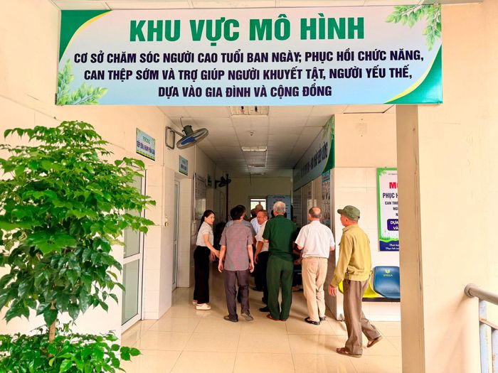 Mỗi ngày, Trạm Y tế xã Phúc Thịnh chăm sóc sức khoẻ miễn phí cho 70 đến 80 đối tượng là người cao tuổi, người khuyết tật và yếu thế trên địa bàn xã. Ảnh: Thanh Hà