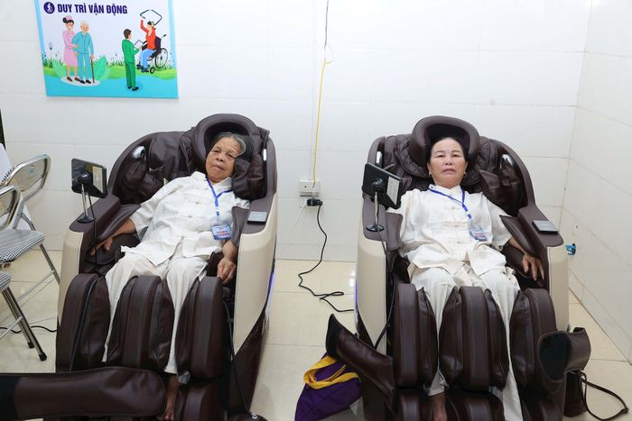 Hệ thống ghế massage được trang bị để người dân đến trải nghiệm miễn phí. Ảnh: Thanh Hà
