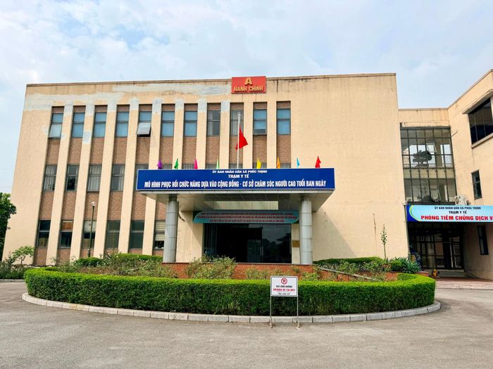 Giám đốc Trạm Y tế xã Phúc Thịnh Trần Ngọc Nghĩa cho biết, 2 mô hình chăm sóc sức khoẻ miễn phí được thực hiện vào ban ngày tại trụ sở chính Trạm Y tế xã Phúc Thịnh và điểm y tế Tiên Dương. Ảnh: Thanh Hà