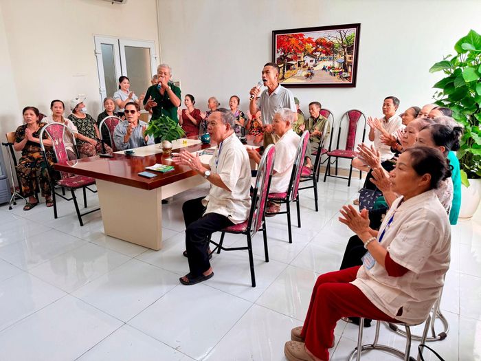 Nơi chăm sóc sức khoẻ miễn phí còn được bố trí phòng để bệnh nhân hát karaoke và trò chuyện, sinh hoạt cộng đồng. Ảnh: Thanh Hà