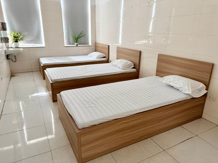 Trạm Y tế xã cũng bố trí nhiều chỗ nghỉ trưa miễn phí với các phòng nam, nữ riêng biệt cho bệnh nhân đến chăm sóc sức khoẻ miễn phí. Ảnh: Thanh Hà
