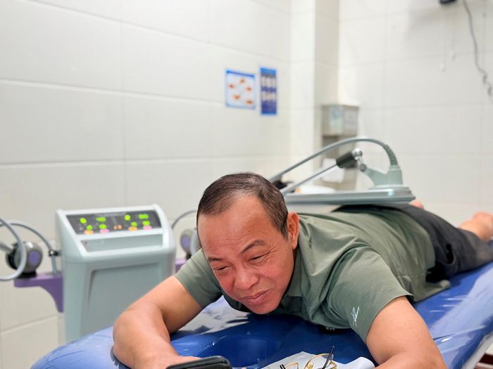 Ông Lê Quang Hùng (thôn Lễ Pháp) cho biết, bản thân ông bị thoát vị đĩa đệm L4, L5S1. Ông đến Trạm Y tế xã với mong muốn tìm được phương pháp chữa trị phù hợp. Khi đến khám chữa bệnh ông cảm nhận được các y bác sĩ hướng dẫn và khám chữa bệnh rất nhiệt tình. Ảnh: Thanh Hà