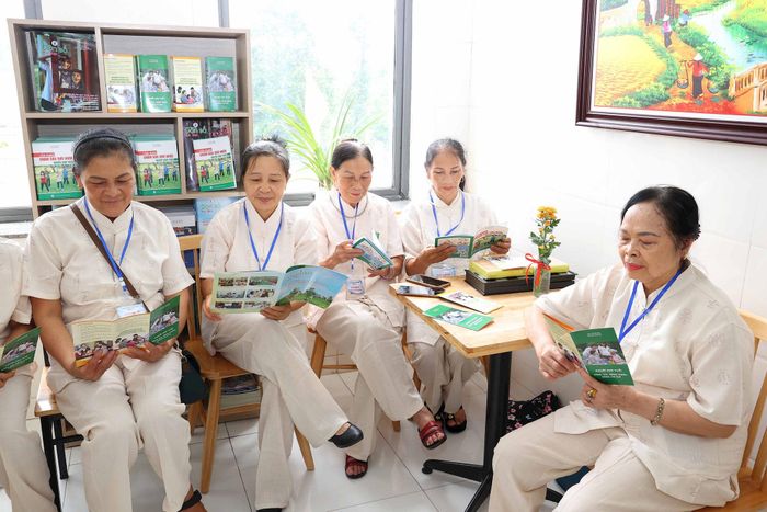 Không chỉ khám chữa bệnh, Trạm Y tế còn bố trí thư viện để người cao tuổi thư giãn và cập nhật các kiến thức về chăm sóc sức khoẻ. Ảnh: Thanh Hà