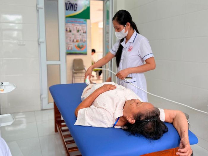 Đối với người cao tuổi, Trạm Y tế xã sẽ tổ chức theo dõi các chỉ số sức khoẻ cơ bản, tư vấn sử dụng thuốc, dinh dưỡng, tập vận động, dưỡng sinh, phục hồi chức năng, phòng ngừa té ngã. Ảnh: Thanh Hà
