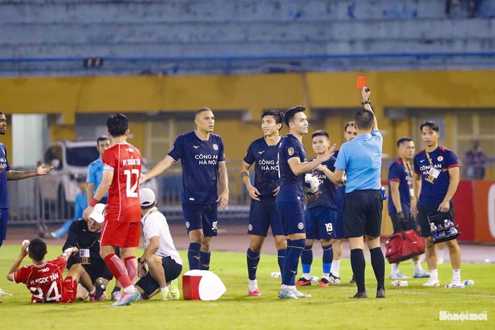Sau khi tham khảo VAR, trọng tài chính Ngô Duy Lân đã quyết định rút thẻ đỏ với Đoàn Văn Hậu. Ảnh: Ngọc Tú