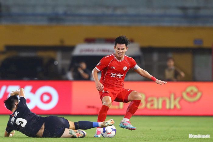 Trận derby quyết liệt ngay sau tiếng còi khai cuộc. Ảnh: Ngọc Tú