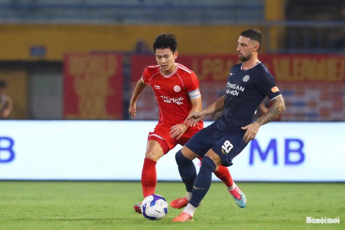 Những tình huống vào bóng quyết liệt diễn ra trong suốt hiệp 1 cũng như phần lớn hiệp 2. Ảnh: Ngọc Tú