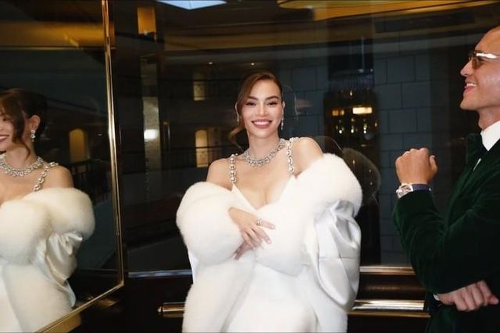 Trong hình ảnh tại sự kiện, chiếc vòng cổ trở thành điểm nhấn rõ nét trên phần cổ và vai của Hồ Ngọc Hà.