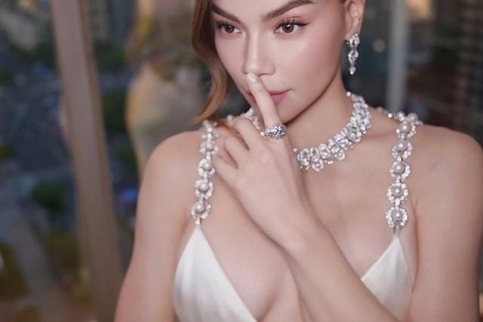 Tại sự kiện này, Hồ Ngọc Hà tiếp tục cho thấy sự đồng điệu với phong cách thời trang cao cấp khi lựa chọn bộ trang sức BVLGARI nổi bật trên nền trang phục trắng. Theo thông tin được các chuyên trang thời trang, trang sức đăng tải, bộ trang sức mà nữ ca sĩ đeo có tổng giá trị khoảng 42 tỷ đồng.