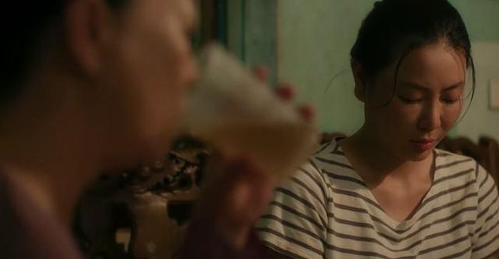 Mẹ của Tâm đã càm ràm con gái khi biết cô đăng ký vào đội bóng của làng. Ảnh VTV