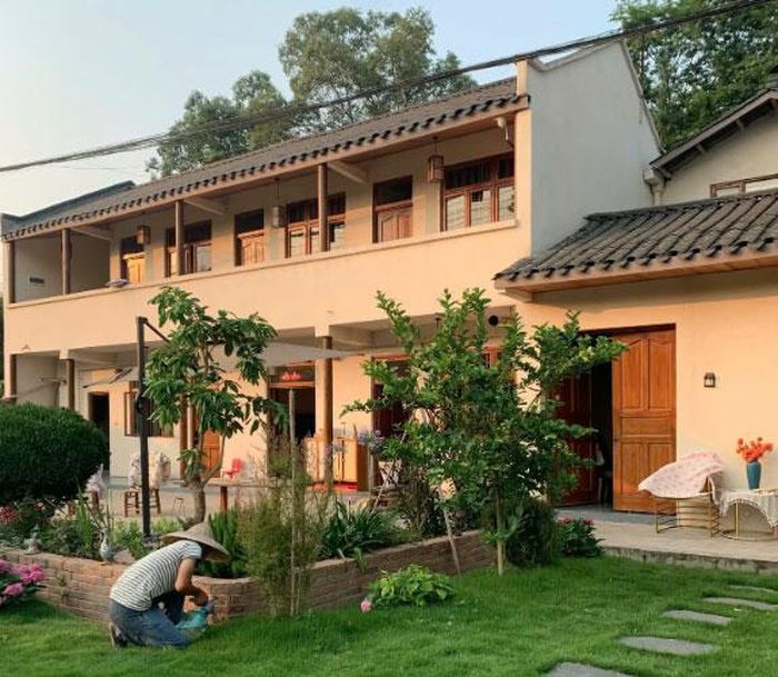 Tuổi già, điều đáng giá đôi khi không phải có bao nhiêu tài sản, mà là mỗi sáng thức dậy biết mình đang sống trong căn nhà mình yêu thích, bên cạnh người mình muốn trò chuyện và được tự quyết định từng ngày của cuộc đời. 