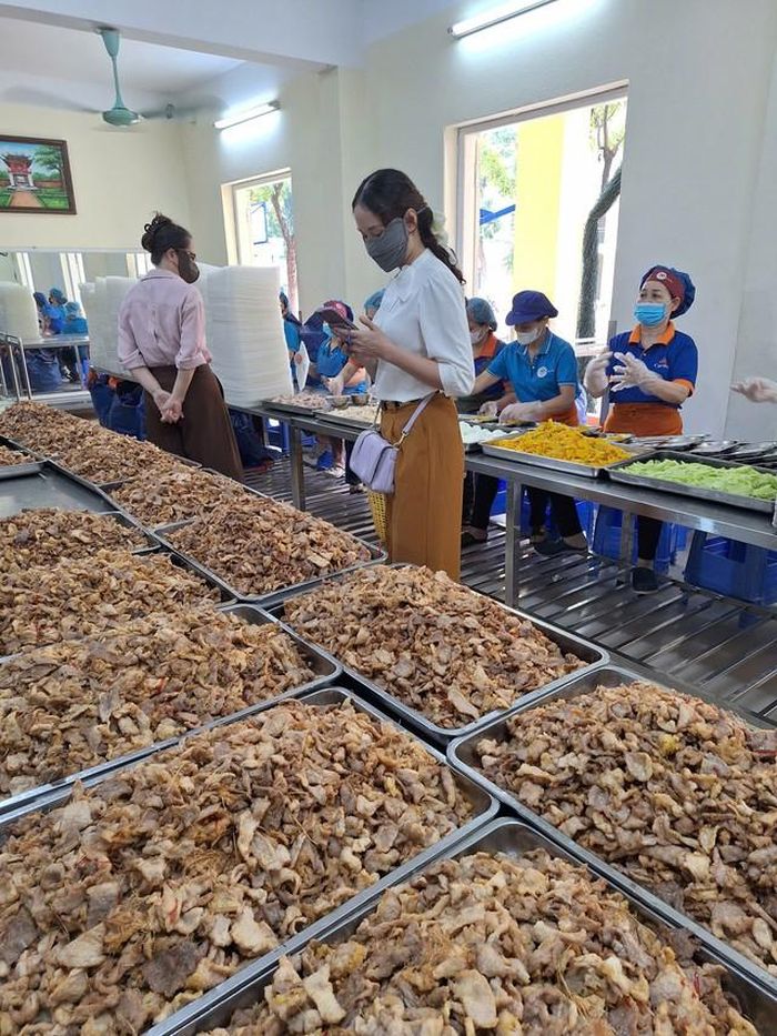 Trước thực trạng một số suất ăn bán trú của học sinh không đảm bảo, nhiều phụ huynh tỏ ra lo lắng.