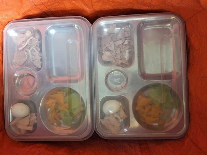Các suất ăn thường, suất ăn kiêng được chia về các lớp đảm bảo đúng quy trình.