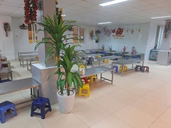Khu vực căng tin luôn đảm bảo sạch sẽ, thoáng mát để phục vụ học sinh.