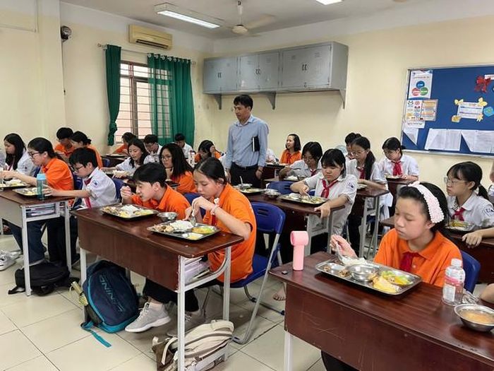 Học sinh được đảm bảo đủ khẩu phần ăn trong bữa bán trú.