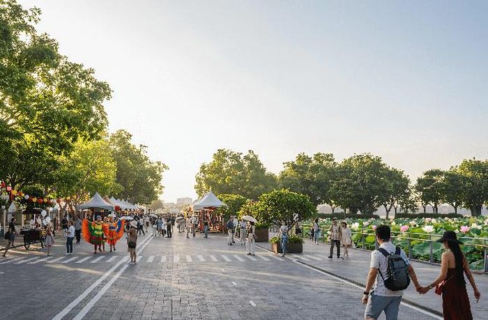 Bên cạnh trục đường giao thông, điểm nhấn nổi bật trong không gian ven hồ sau khi hoàn thiện là chuỗi tiện ích công cộng đa dạng. Khu vực ven bờ sẽ được bố trí các quảng trường mở, sàn ngắm cảnh vươn ra sát mép nước, cầu cảnh quan đi bộ, cùng hệ thống công viên, vườn hoa tiểu cảnh và bến thuyền du lịch hiện đại.