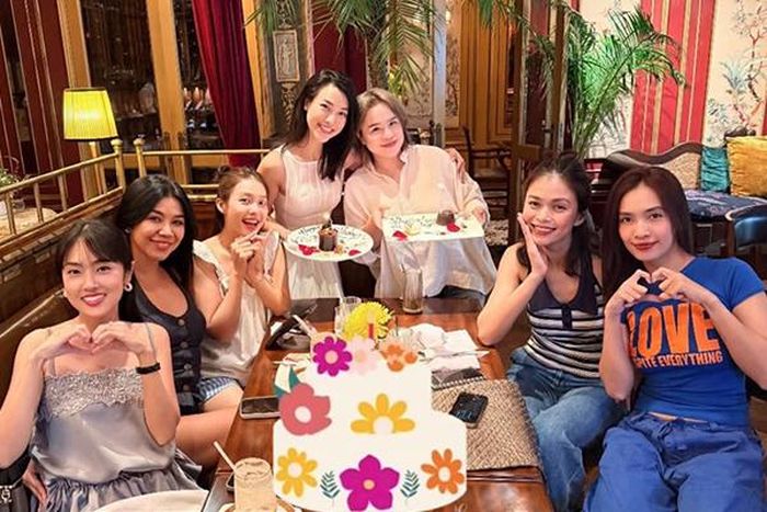 Á hậu Hoàng Oanh ở tuổi 36 hạnh phúc đón sinh nhật trong vòng tay bạn bè.