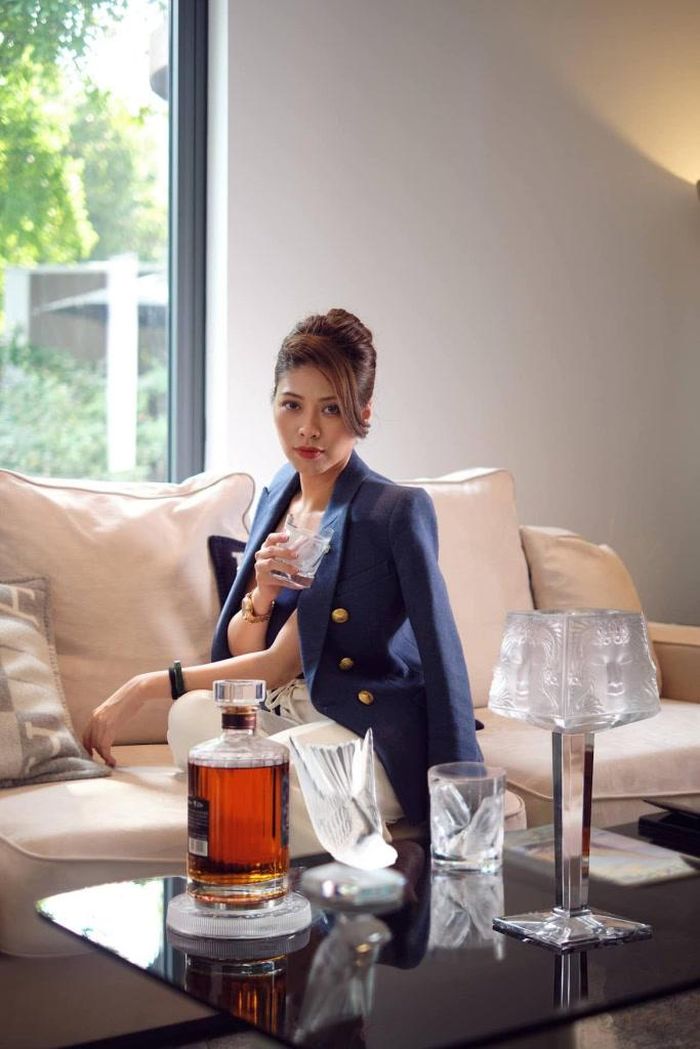 Dẫu vậy, qua những hình ảnh được đăng tải trên trang cá nhân, một phần không gian sống của Ngọc Trinh vẫn khiến nhiều người chú ý. Nữ BTV hiện sinh sống tại Hà Nội và sở hữu một căn biệt thự rộng rãi, được thiết kế theo phong cách kết hợp giữa nét cổ điển và hiện đại.